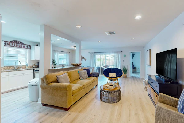 Cozy cottage with WiFi, gas grill, and is close to beaches, stores and more