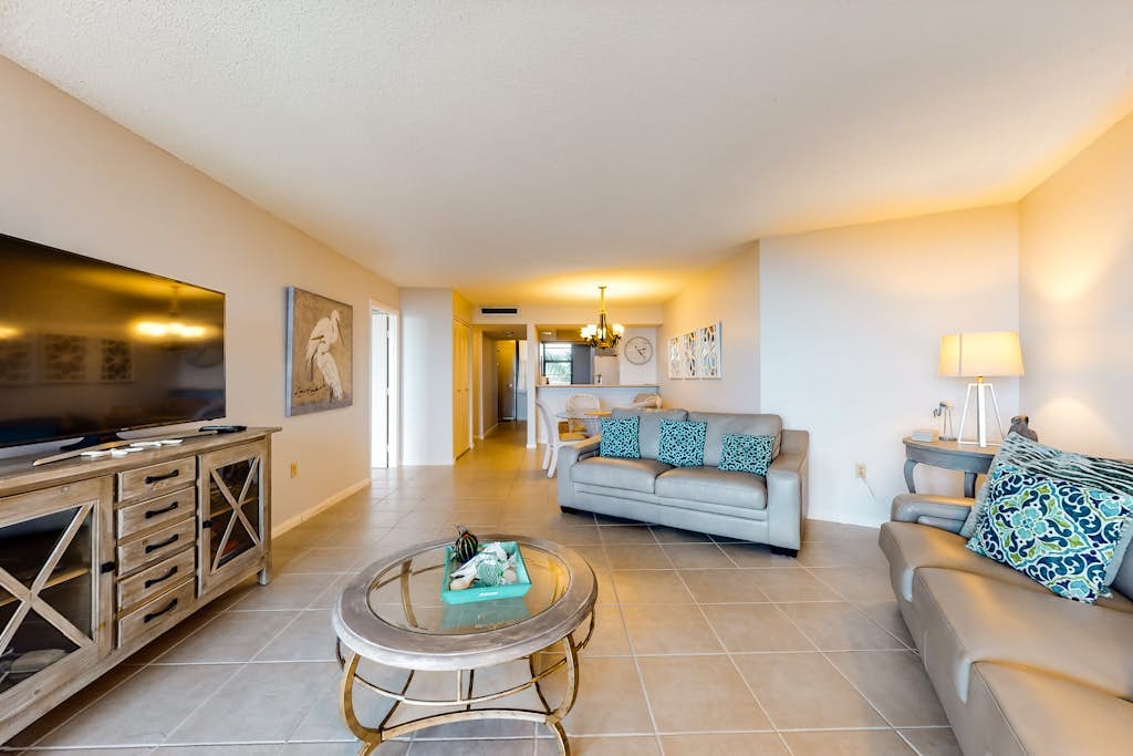 Coastal Condo W/ Beach Access, Shared Pool, Private Balcony & Fast WiFi