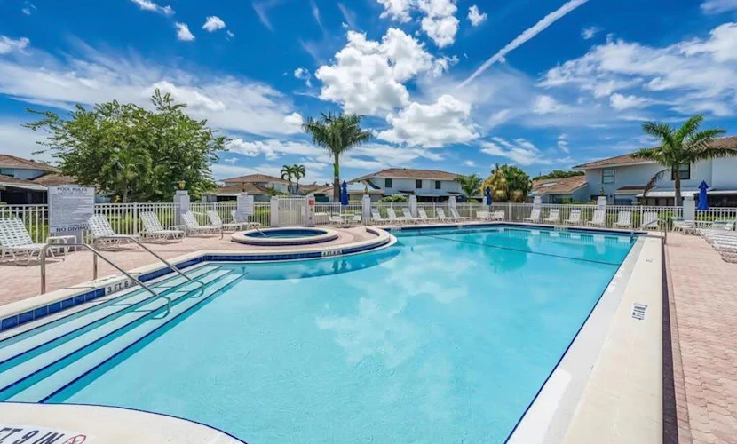 Snowbird-friendly condo near beach with heated outdoor pool, hot tub, W/D, & AC