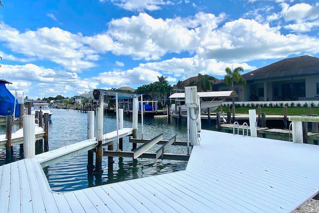 Dog friendly home with private pool, washer & dryer, and Wifi