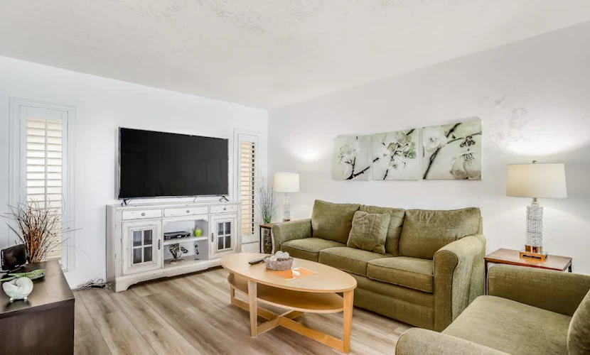 Oceanfront condo with pool, fast WiFi, & amazing view - snowbird-friendly