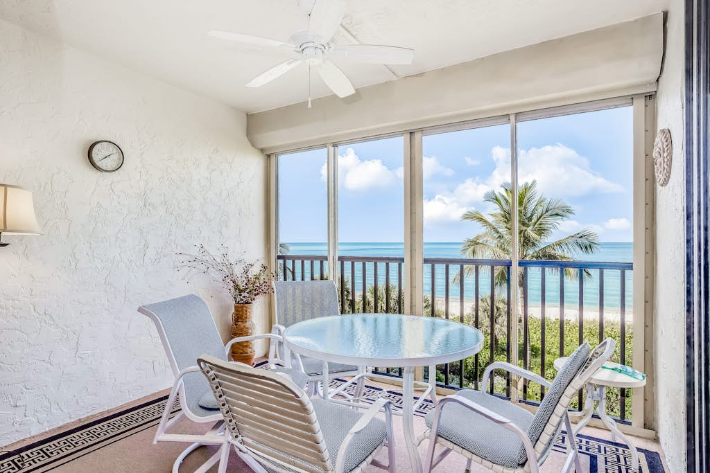 Oceanfront condo with pool, fast WiFi, & amazing view - snowbird-friendly