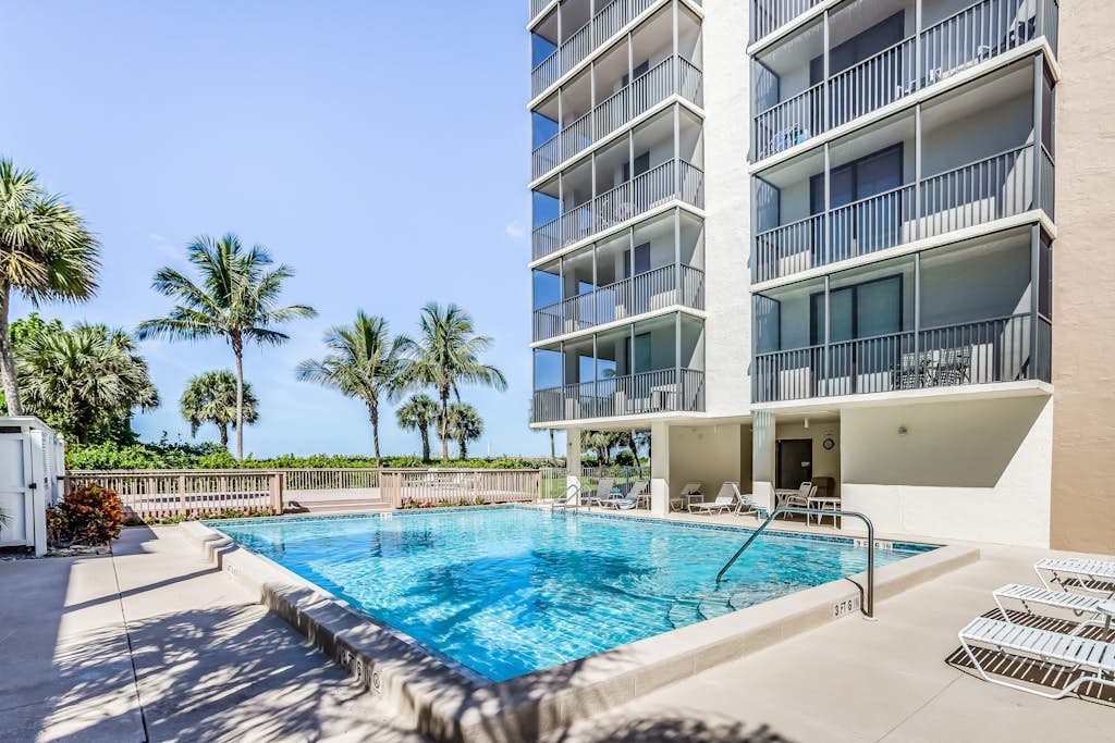Oceanfront condo with pool, fast WiFi, & amazing view - snowbird-friendly