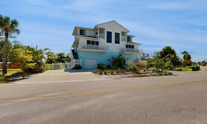 Beautiful duplex with private W/D, WiFi, & close to the beach