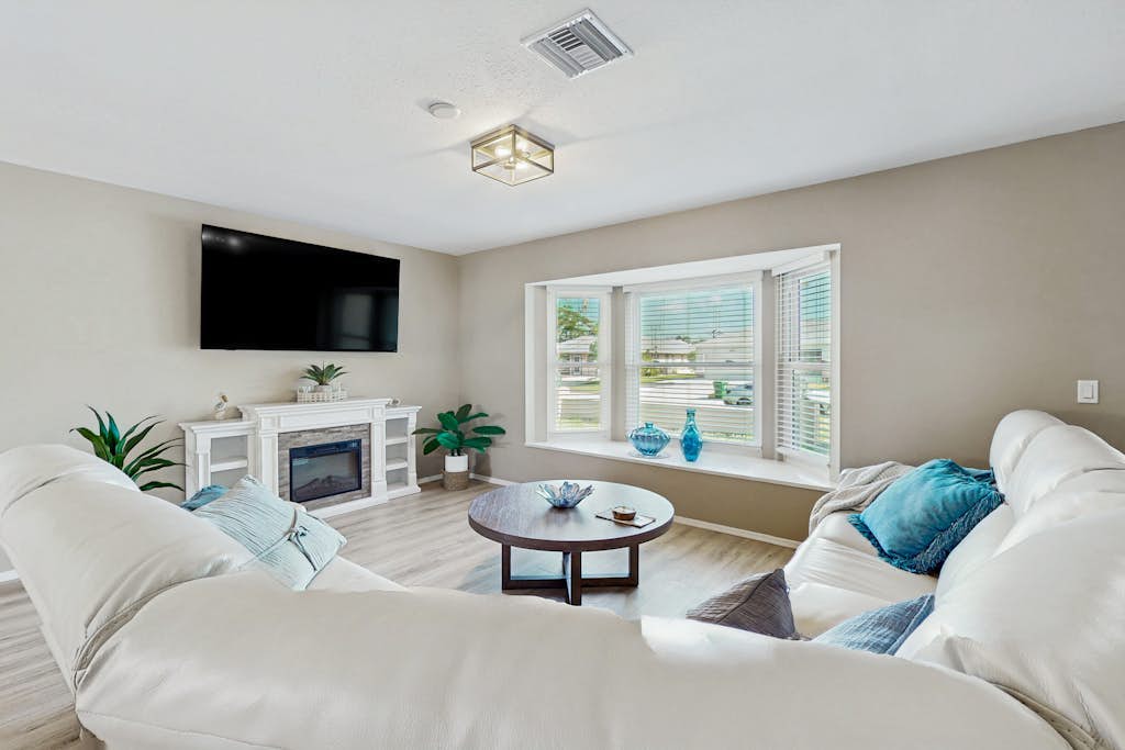 Luxurious pool home close to the beach, family friendly with AC and WIFI