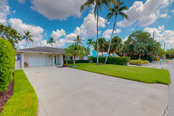 Elegant dog-friendly all-suite boater’s paradise near beach with private dock