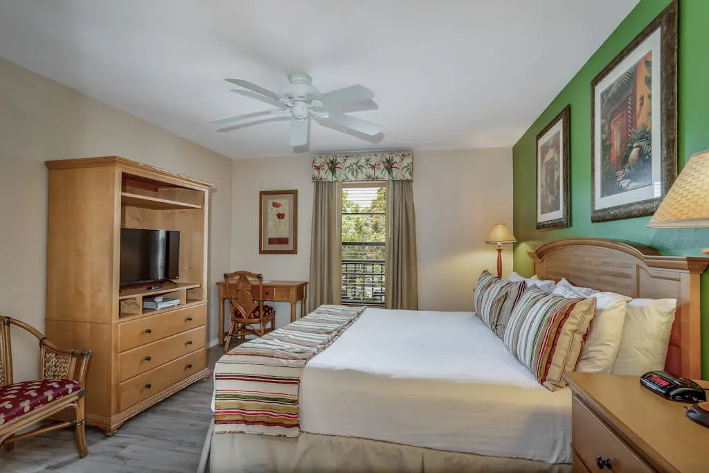 Fabulous Park Shore Condo