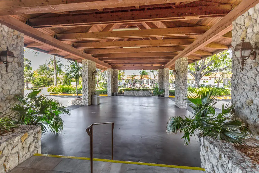 Fabulous Park Shore Condo