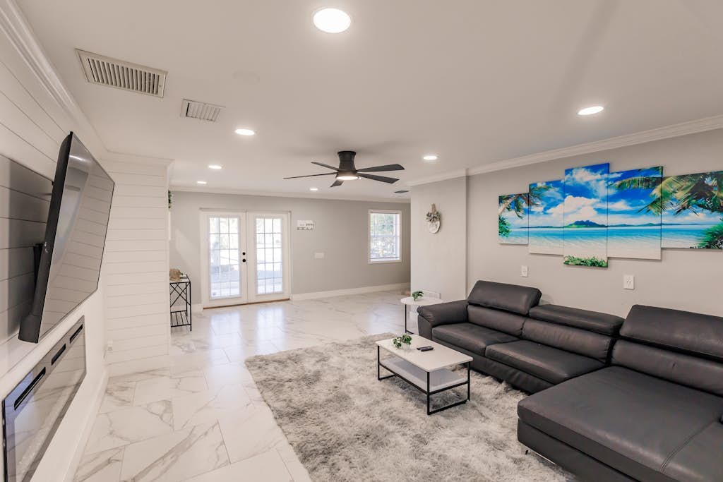 Spacious home private heated pool, fireplace, & two kitchens-near downtown