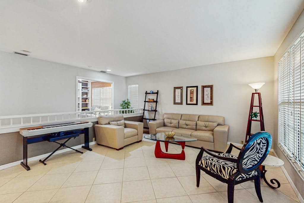 Spacious home with heated pool, WiFi, washer & dryer, and lanai
