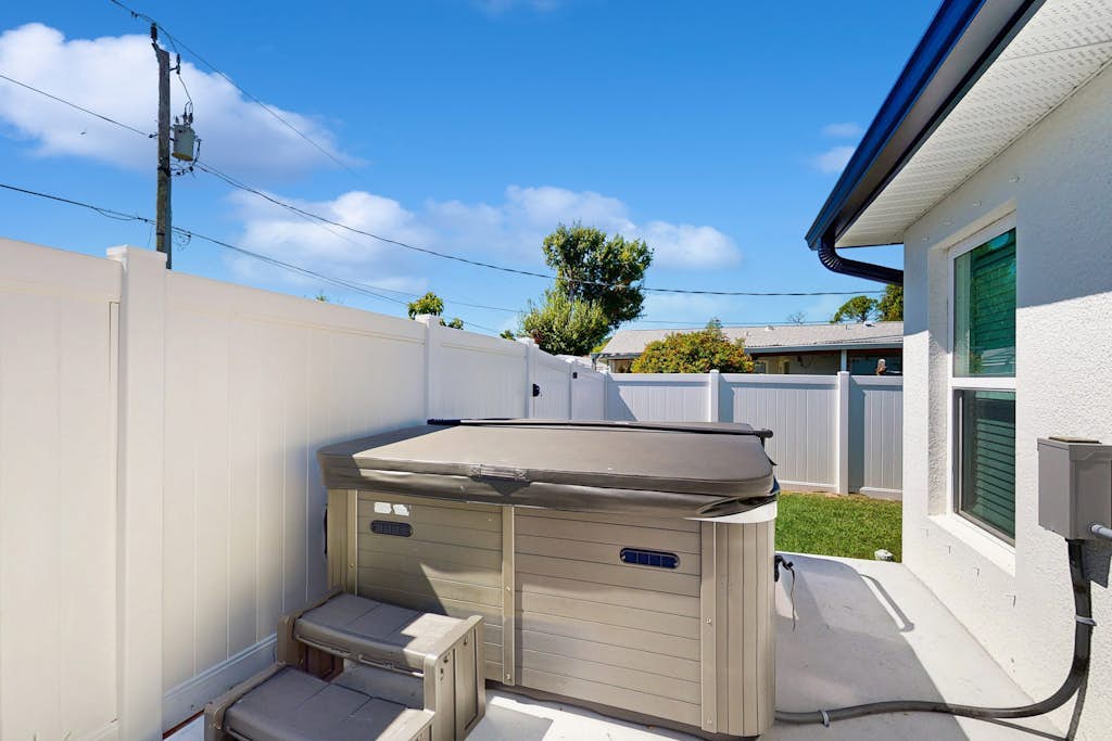 Dog friendly duplex with hot tub, internet, and washer and dryer