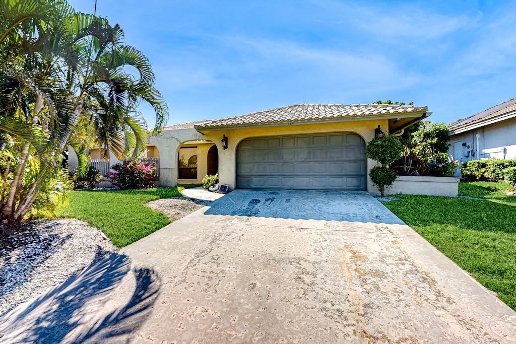 Waterfront home with WiFi & private pool - free kayak & bikes
