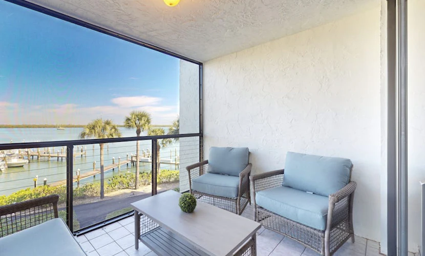 Spacious condo with water views, tennis, hot tub & pool - ideal for relaxation