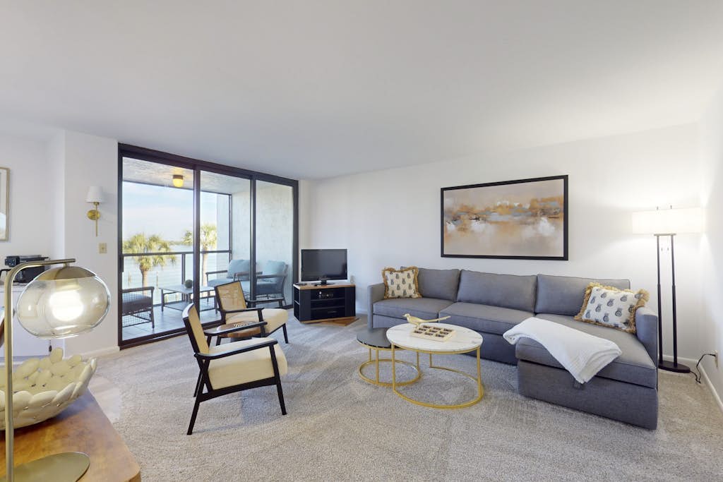 Spacious condo with water views, tennis, hot tub & pool - ideal for relaxation