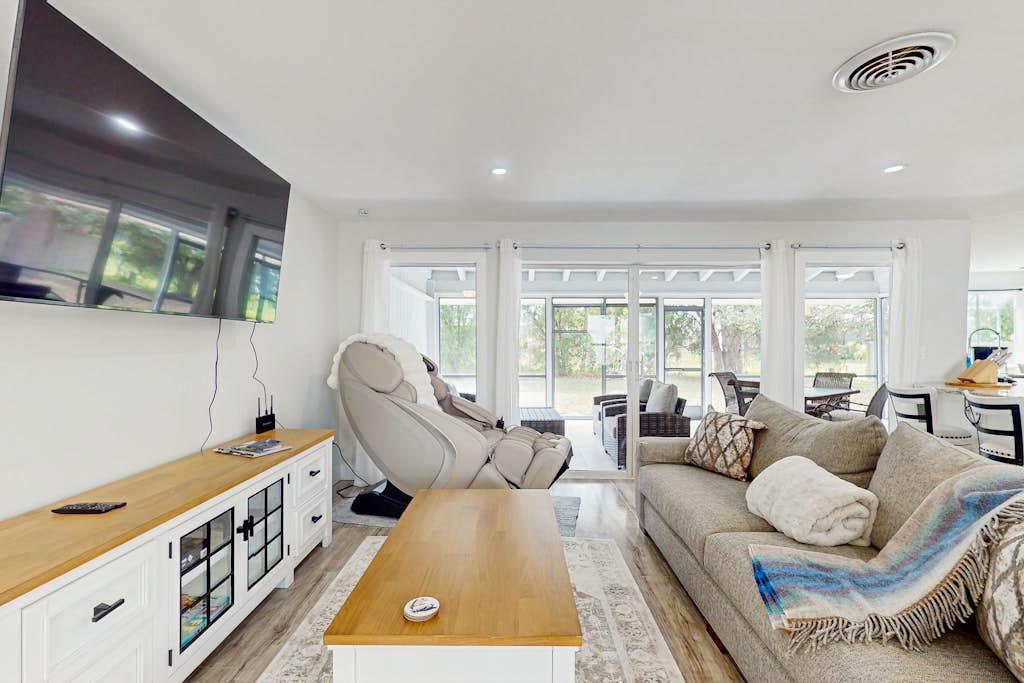 Relax in Style home screened porch, WiFi, in-unit washer/dryer