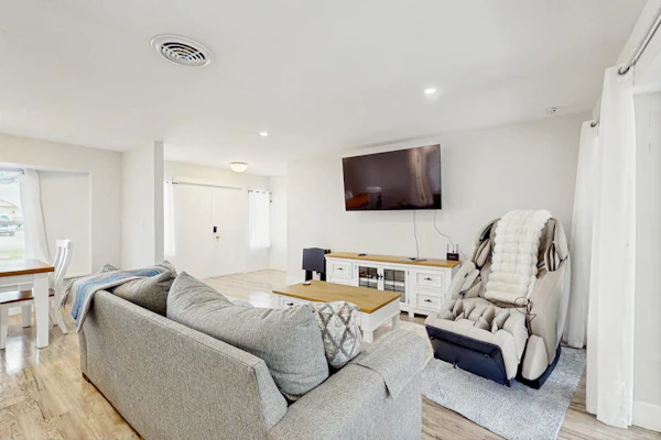 Relax in Style home screened porch, WiFi, in-unit washer/dryer