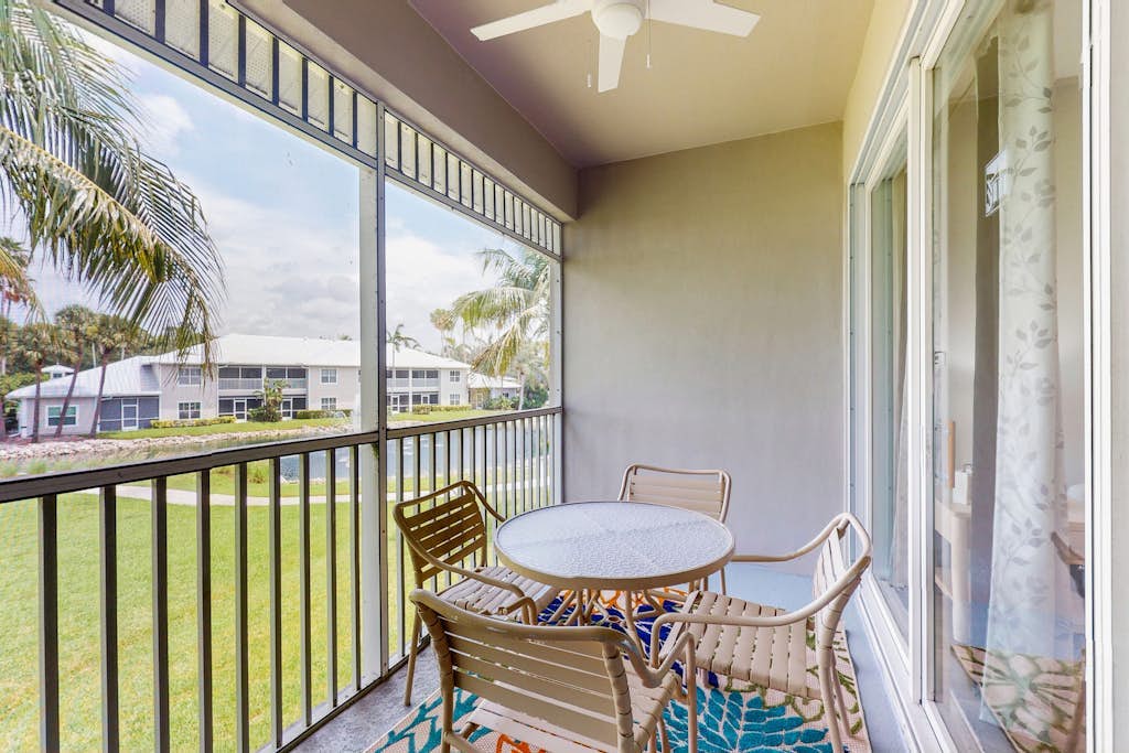 Lakefront escape with pool, tennis, washer/dryer & more!