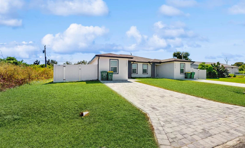 Dog friendly duplex with hot tub, internet, and washer and dryer
