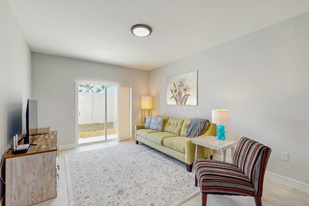 Dog friendly duplex with hot tub, internet, and washer and dryer