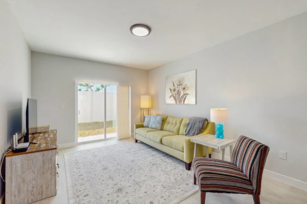 Dog friendly duplex with hot tub, internet, and washer and dryer