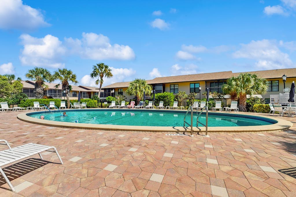 First-floor condo with shared pool, washer & dryer, beach access