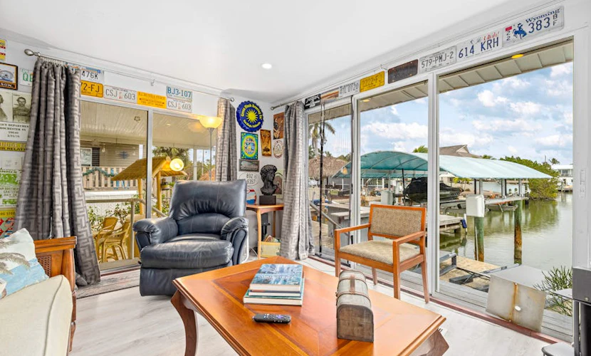 Waterfront home with kayaks, washer/dryer & fast WiFi