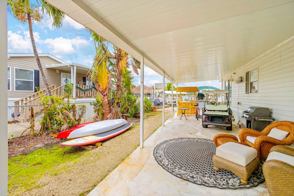 Waterfront home with kayaks, washer/dryer & fast WiFi