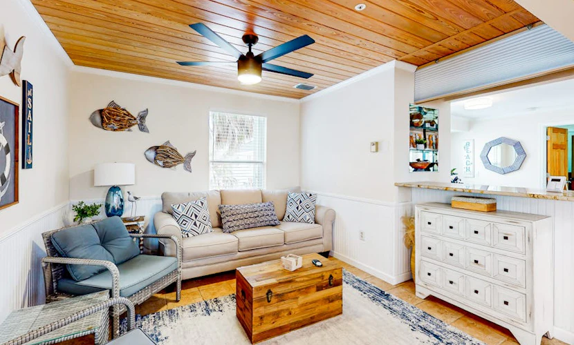 Across street from Gulf with balcony & central AC - dog/snowbird-friendly