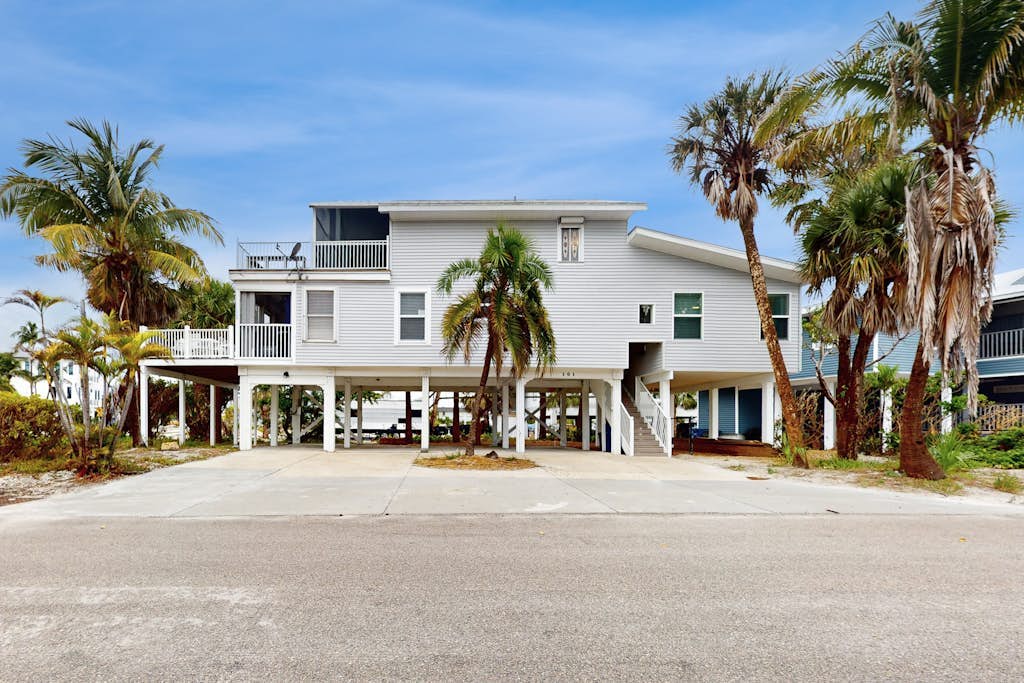 Across street from  Gulf with balcony & central AC - dog/snowbird-friendly