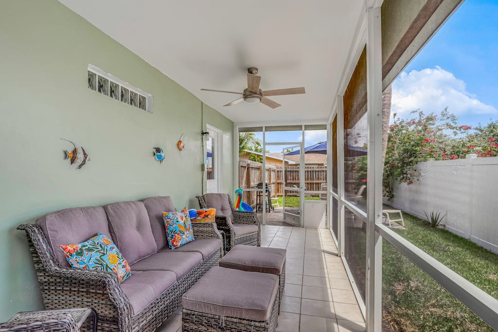 Charming duplex near the beach with screened porch, washer/dryer - dog-friendly