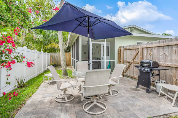 Charming duplex near the beach with screened porch, washer/dryer - dog-friendly