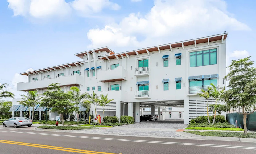 Contemporary dog-friendly studio with central AC and washer/dryer