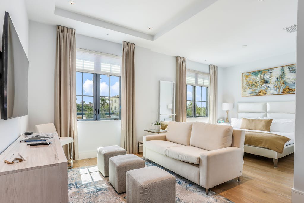 Contemporary dog-friendly studio with central AC and washer/dryer