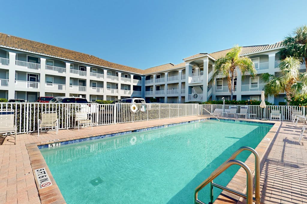 Newly renovated 1st-floor condo near Vanderbilt Beach with beach gear, pool, AC