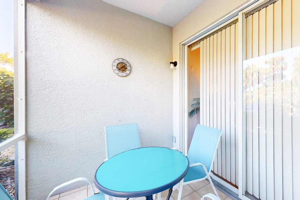 Newly renovated 1st-floor condo near Vanderbilt Beach with beach gear, pool, AC