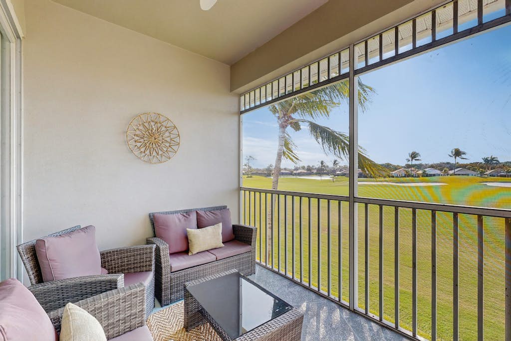 Newly Remodeled Chic Condo on the GreenLinks golf course with lanai, pool.
