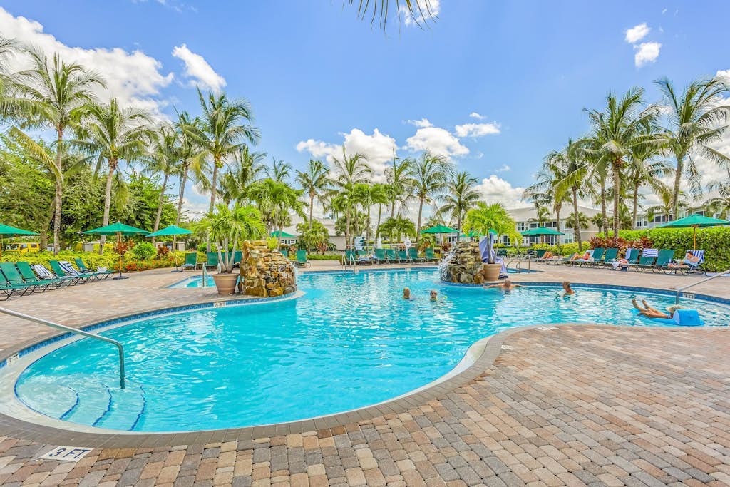 Newly Remodeled Chic Condo on the GreenLinks golf course with lanai, pool.