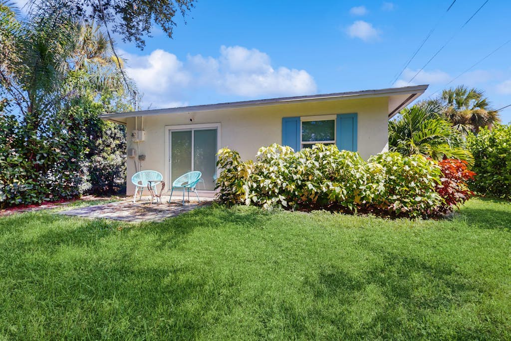 Centrally located, cozy gem, close to beaches, golf and downtown, WIFI and WD