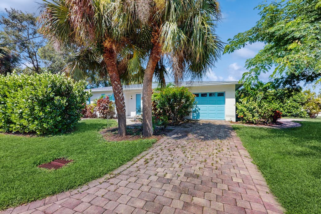 Centrally located, cozy gem, close to beaches, golf and downtown, WIFI and WD