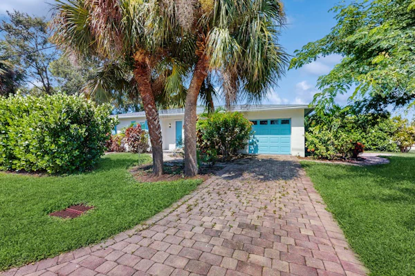 Centrally located, cozy gem, close to beaches, golf and downtown, WIFI and WD