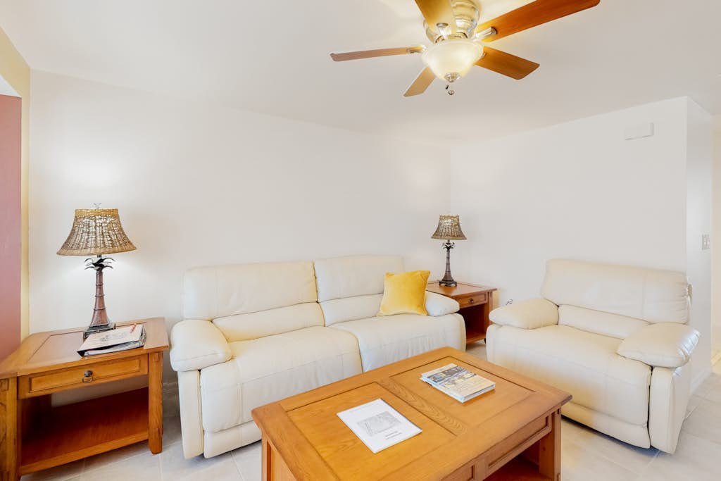 Bright Florida home with pool, gas grill, private pool, and washer/dryer