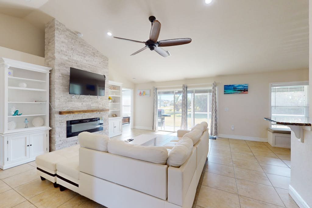 Cozy home with yard, near attractions, washer & dryer, & WIFI