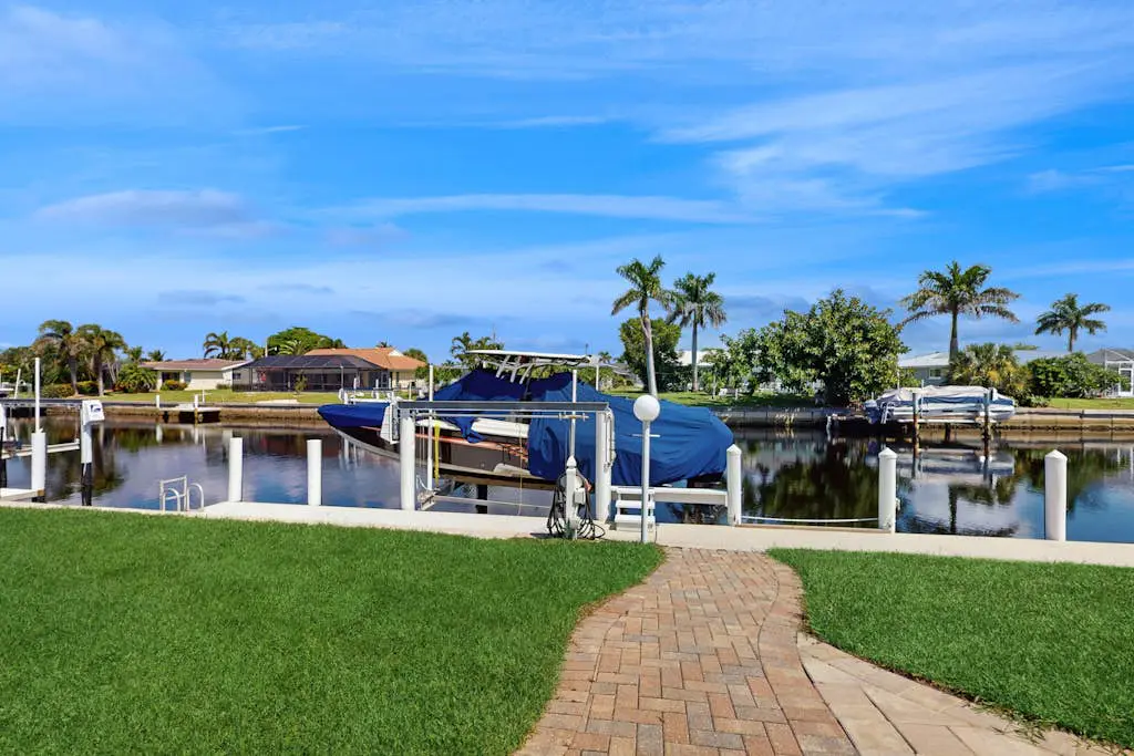 Breezes and Bliss on the Canal