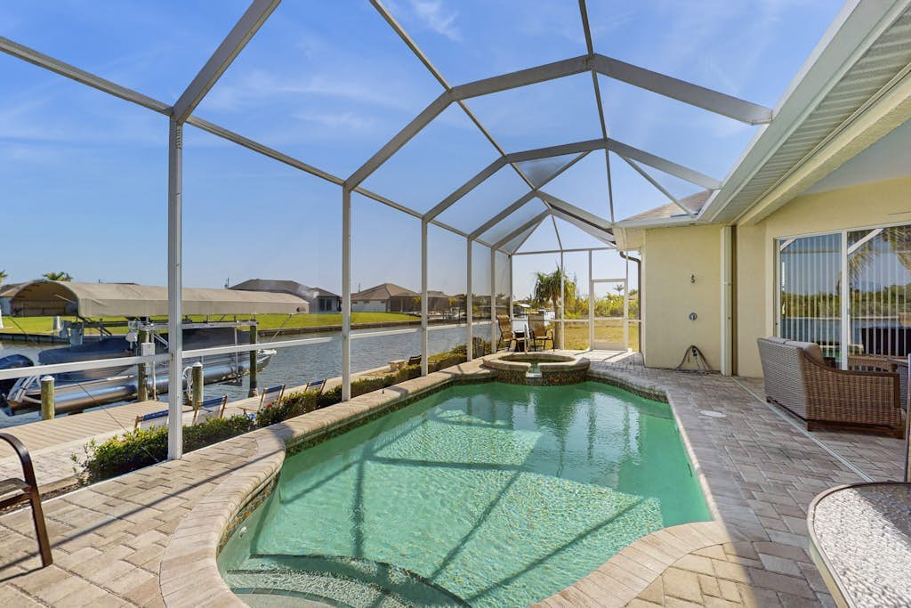 Serene and elegant with heated pool, water views, family and dog friendly, W/D