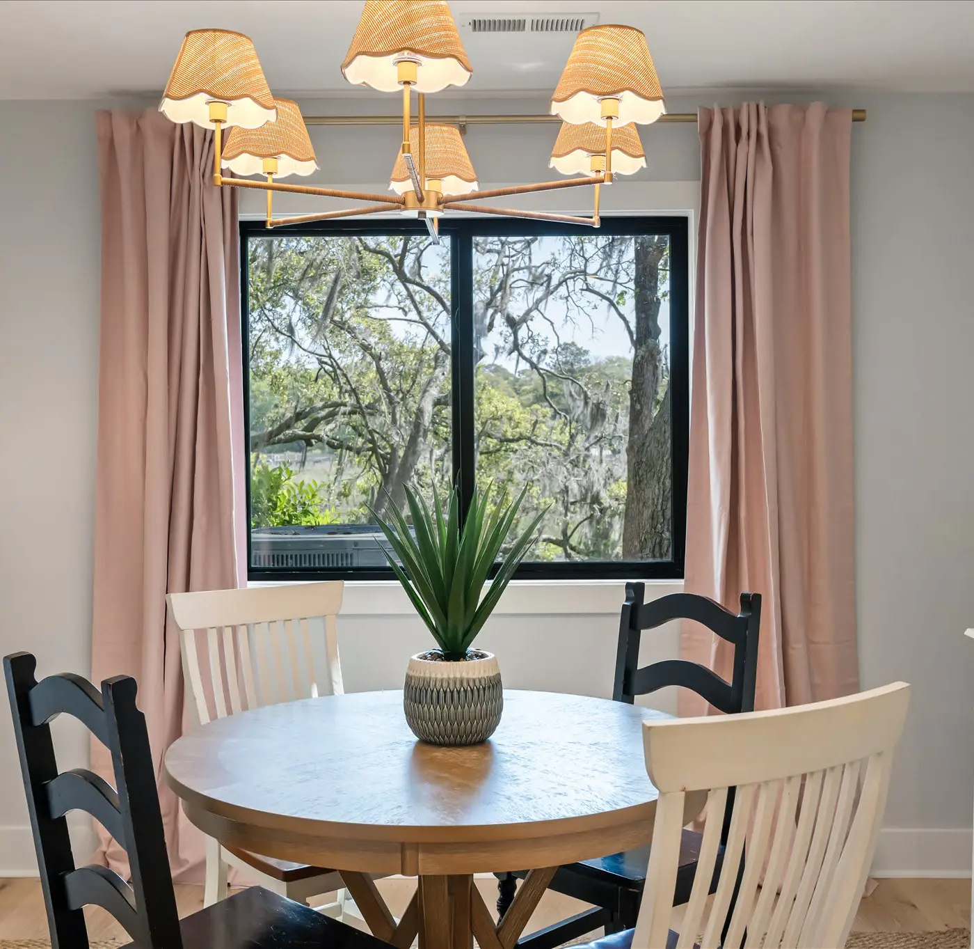 Modern, Dog-Friendly Marsh Retreat