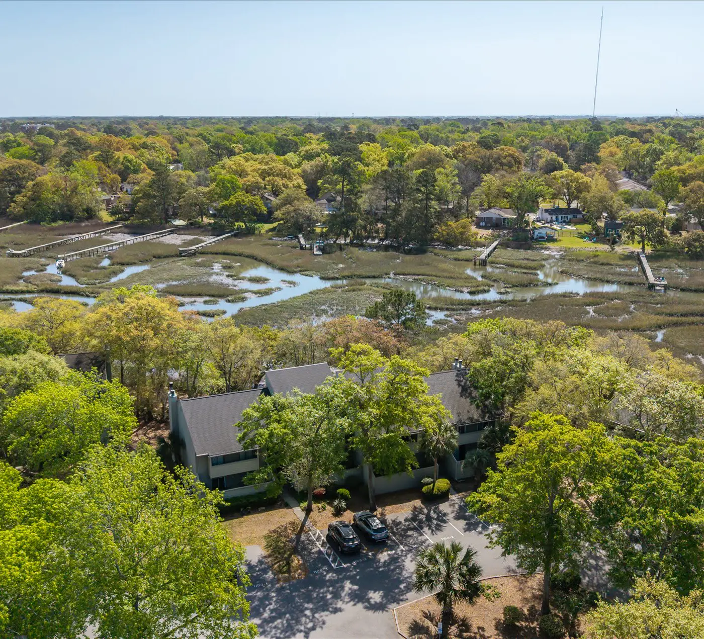 Modern, Dog-Friendly Marsh Retreat