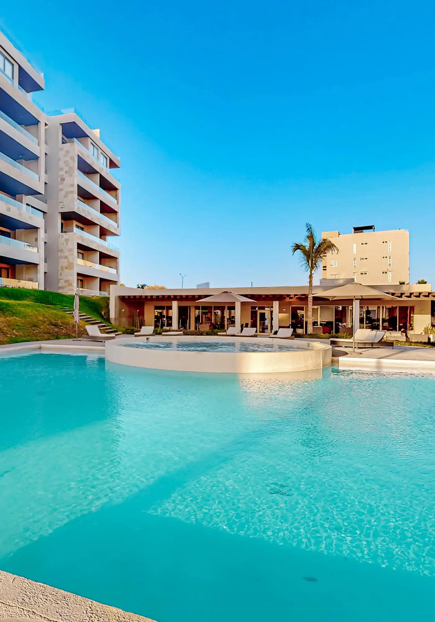 Stunning 2 BR - Pool - Awesome amenities