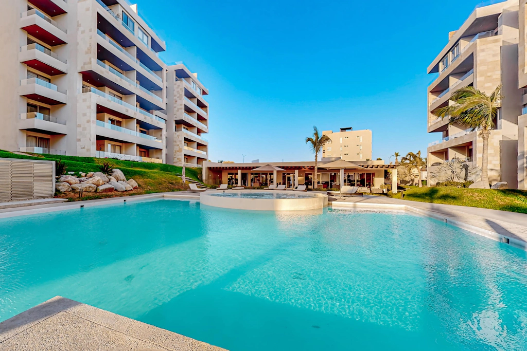 Stunning 2 BR - Pool - Awesome amenities
