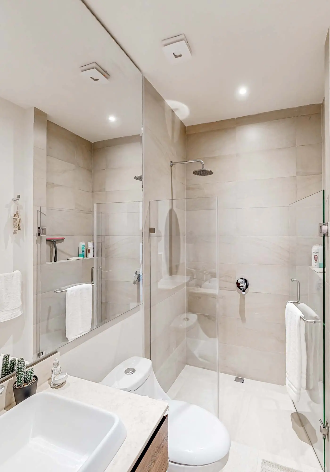 Stunning 2 BR - Pool - Awesome amenities