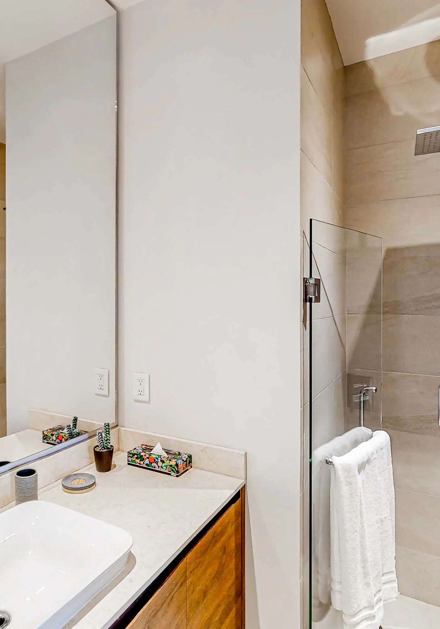 Stunning 2 BR - Pool - Awesome amenities